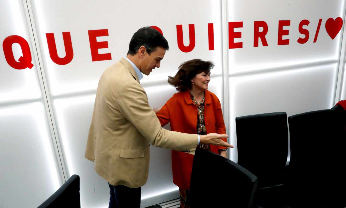Pedro Sánchez, junto Carmen Calvo.