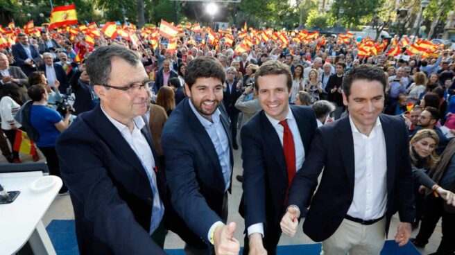 Pablo Casado, con su equipo.