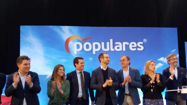 Pablo Casado y Javier Maroto, entre otros responsables del PP en el País Vasco, en un acto de campaña.