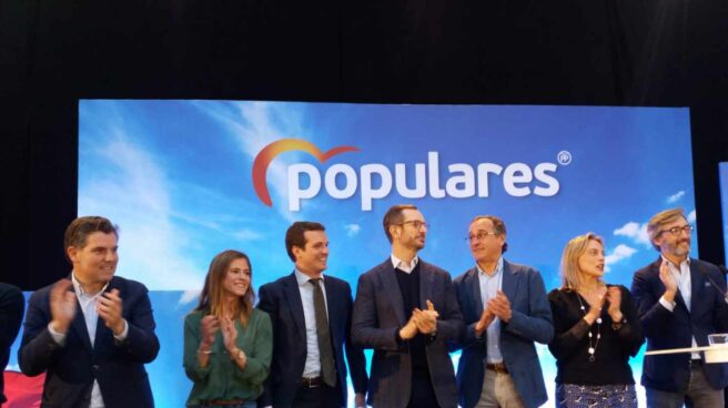 casado maroto Pablo Casado y Javier Maroto, entre otros responsables del PP en el País Vasco, en un acto de campaña.