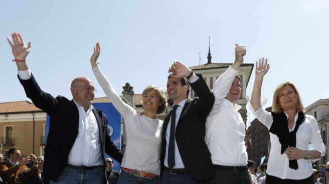 Carnero (izquierda), Mañuego (segundo por la derecha) y Del Olmo (derecha) flanquean a Casado en un acto del pasado 13 de abril.