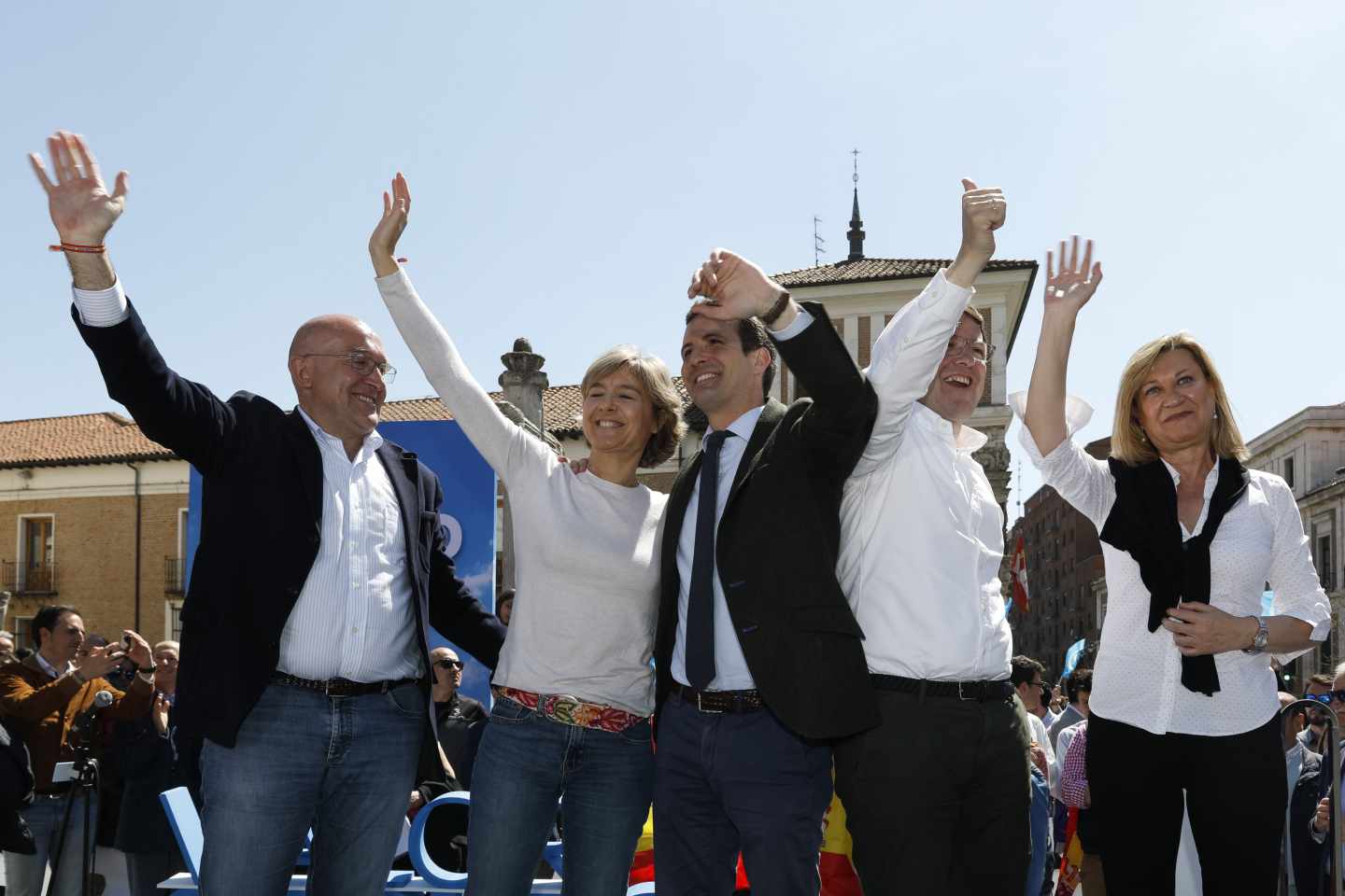 Carnero (izquierda), Mañuego (segundo por la derecha) y Del Olmo (derecha) flanquean a Casado en un acto del pasado 13 de abril.