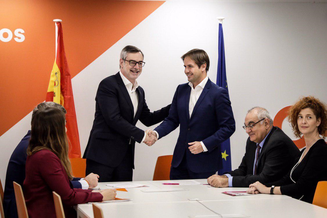 José Manuel Villegas y Cristiano Brown firman el acuerdo electoral entre Cs y UPyD para las elecciones generales, europeas, autonómicas y municipales.