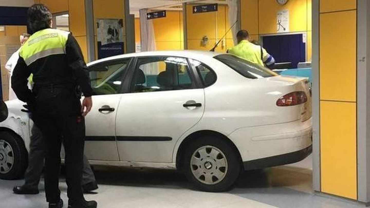 Coche dentro del hospital de Bilbao.