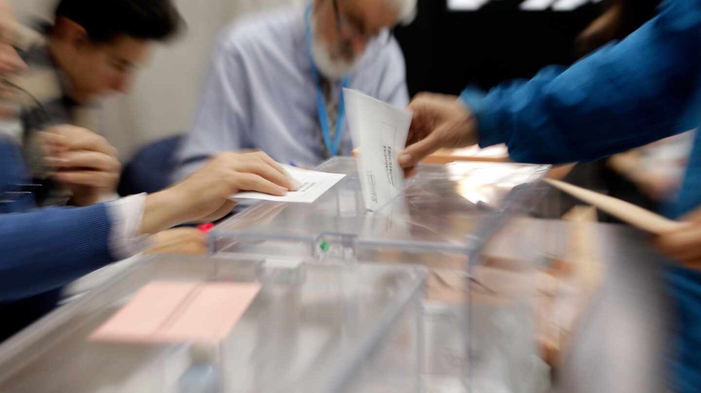 Urnas en un colegio electoral de Valencia.