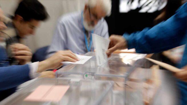 Urnas en un colegio electoral de Valencia.