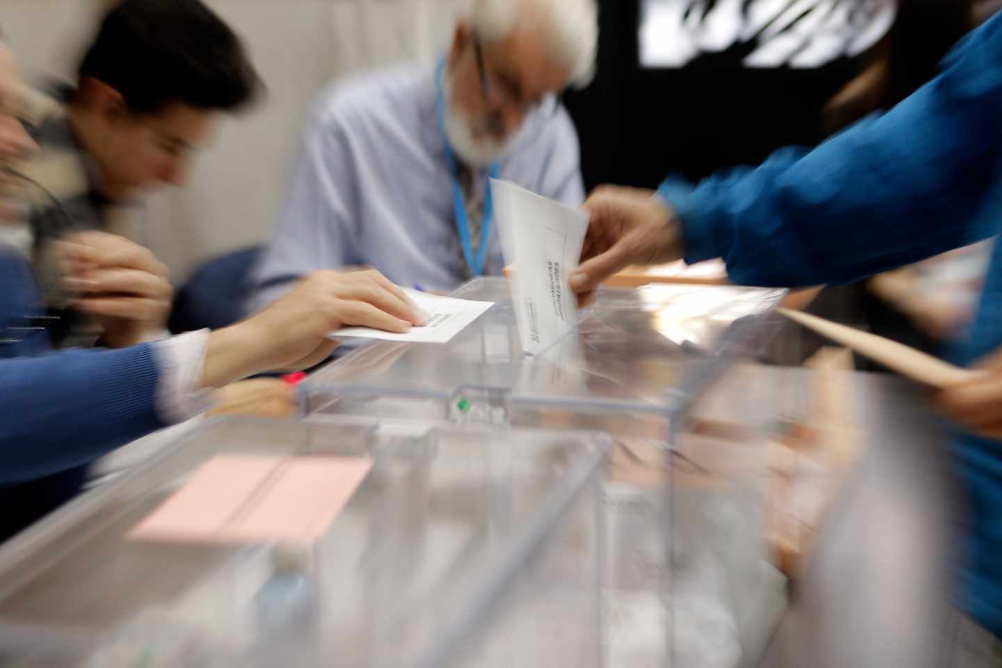 Urnas en un colegio electoral de Valencia.