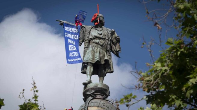 Greenpeace pone gafas de buzo a Colón en Barcelona contra el cambio climático