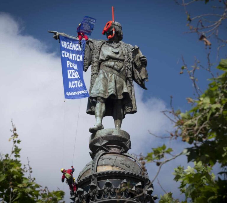 Greenpeace pone gafas de buzo a Colón en Barcelona contra el cambio climático
