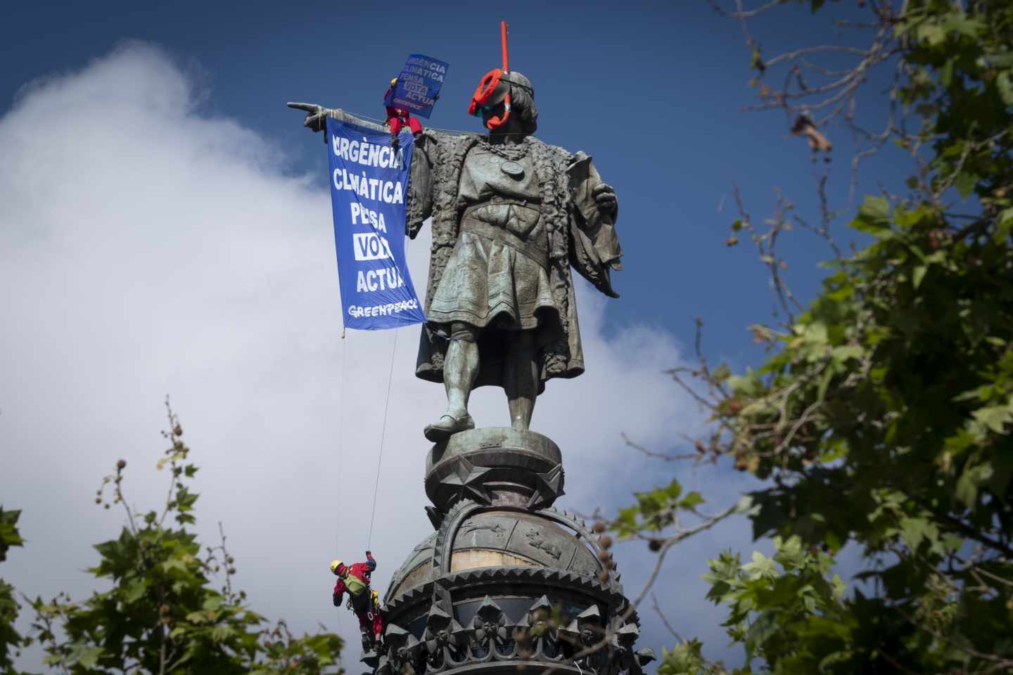 Activistas de Greenpeace en la estatua de Colón.