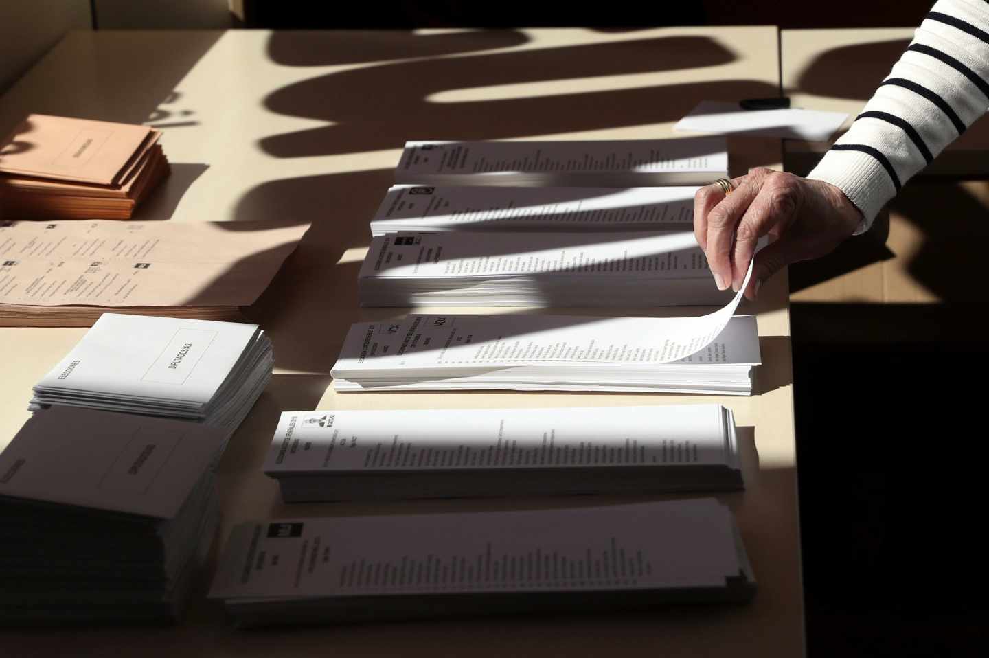 Un votante escoge su papeleta antes de paticipar en las Elecciones Generales.
