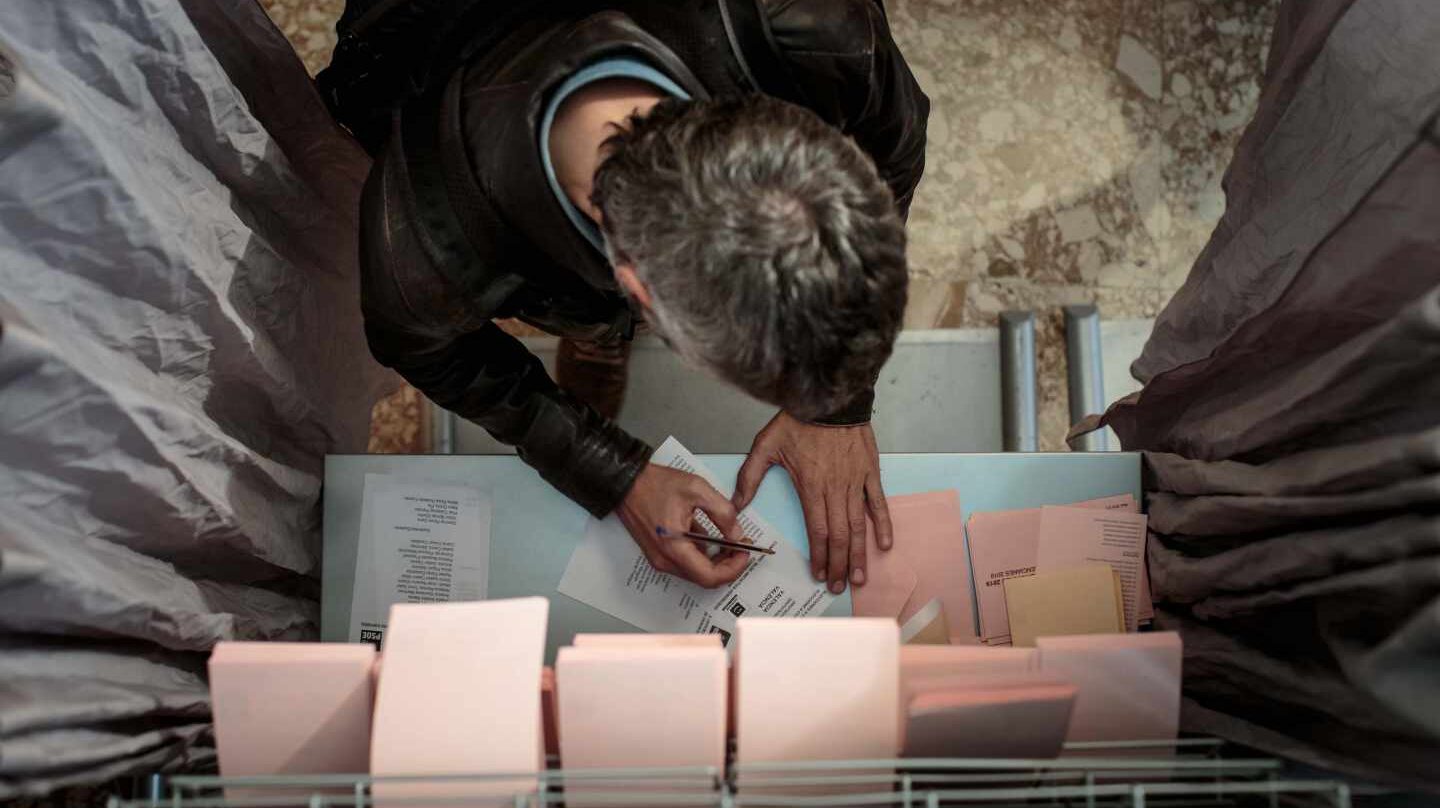 Un ciudadano vota durante las elecciones generales de este domingo.