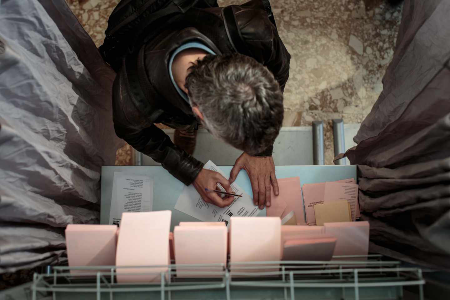 Un ciudadano vota durante las elecciones generales de este domingo.