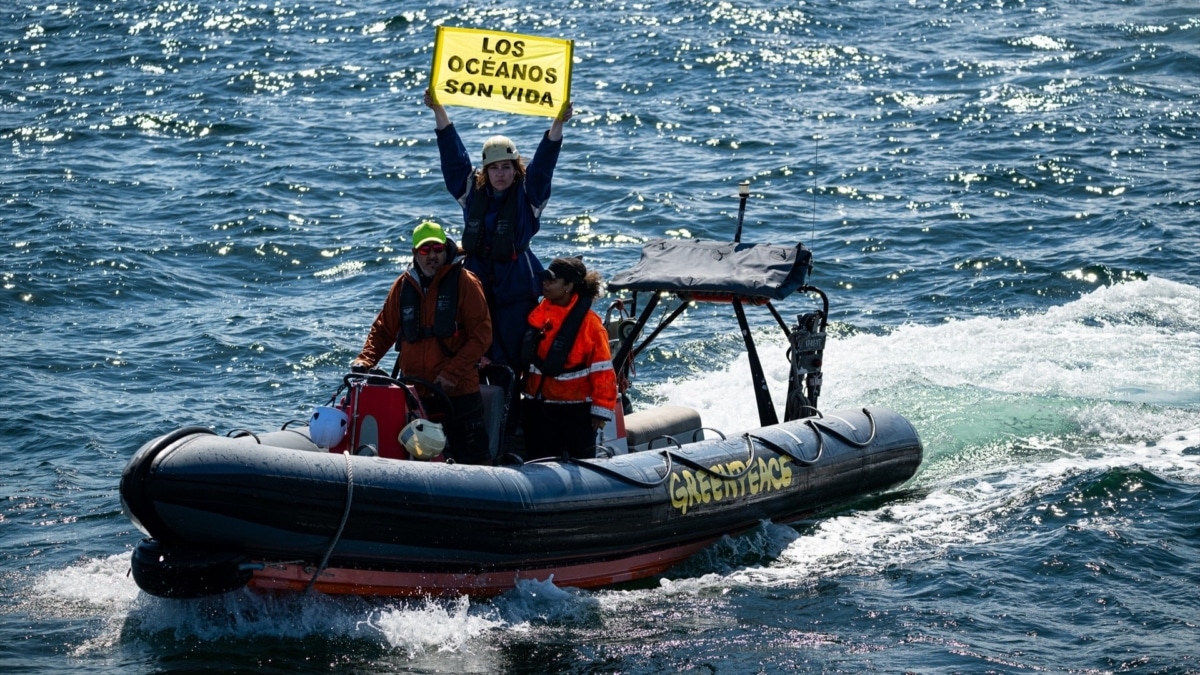 Acción de Greenpeace en la ría de Arousa contra la papelera Altri