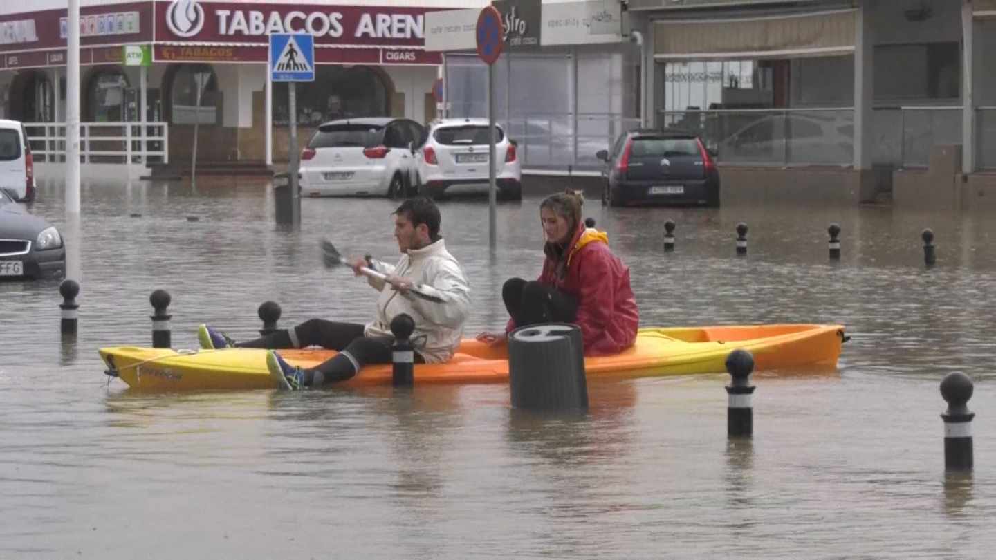 Dos personas navegan en canoa por las calles de Jávea