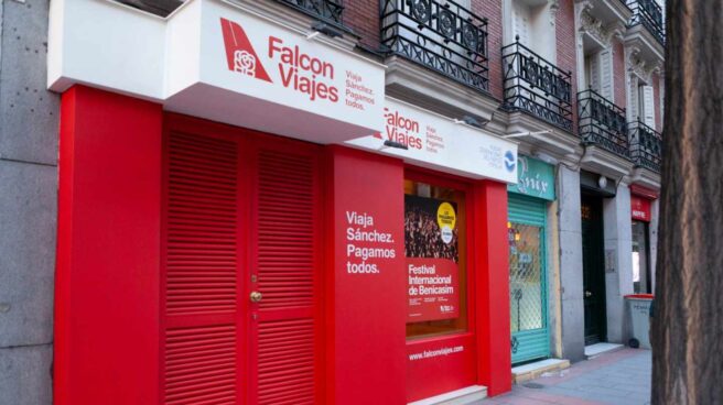 El PP instala la agencia 'Falcon Viajes' en plena calle Ferraz para mofarse de Sánchez