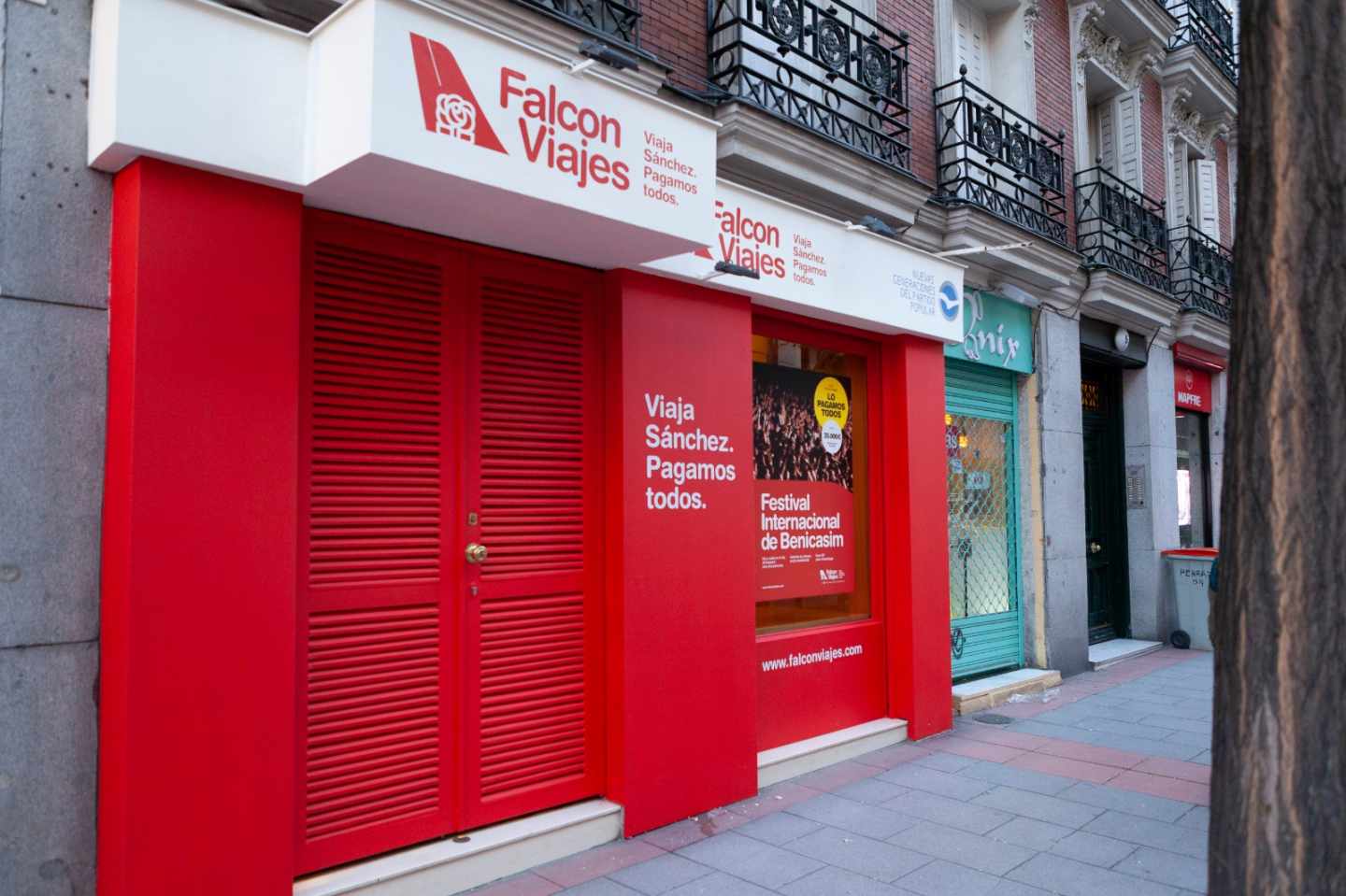 La agencia 'Falcon Viajes' instalada por el Partido Popular en plena Calle Ferraz.