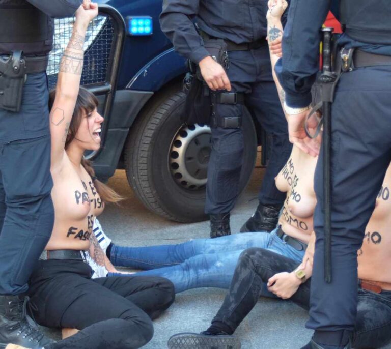 Activistas de Femen intentan reventar el mitin de Vox en Colón