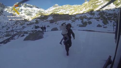 Rescatan a cinco menores y tres adultos en Gredos afectados por la 'ceguera de las nieves'