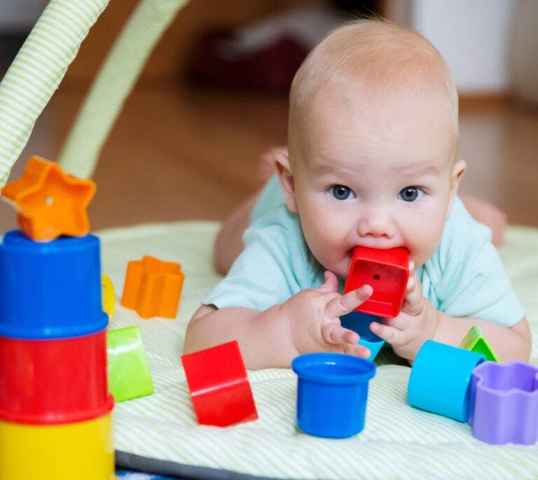 Ojo con las monedas, pilas y clavos: los objetos que más se tragan los niños