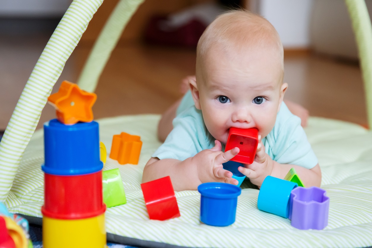 Cosas que un bebé puede tragarse y no son tóxicas