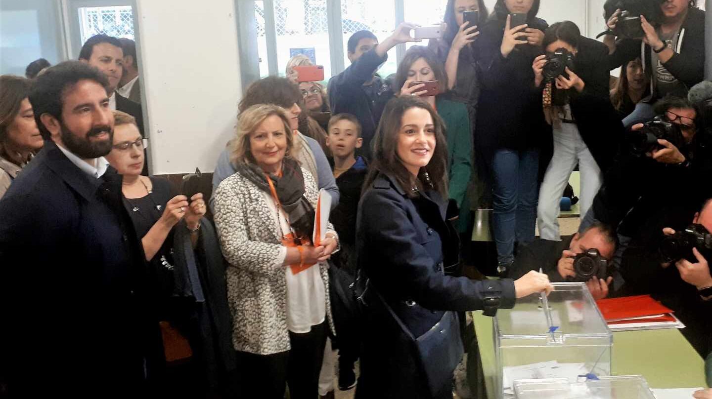 Inés Arrimadas vota en su colegio electoral.