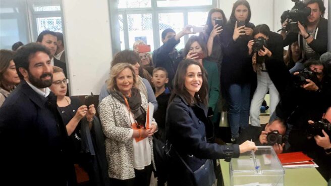 Inés Arrimadas vota en su colegio electoral.