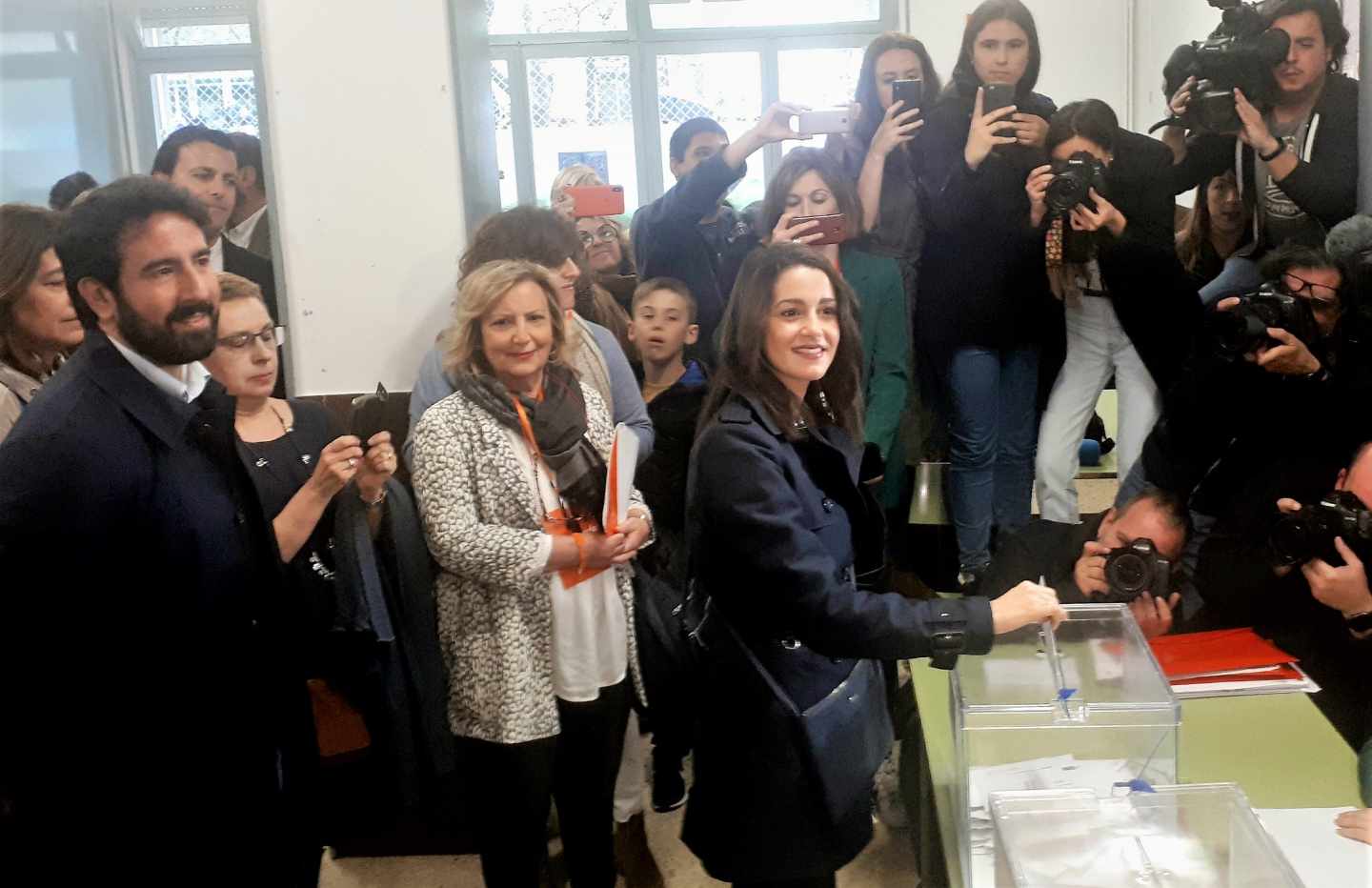 Inés Arrimadas vota en su colegio electoral.