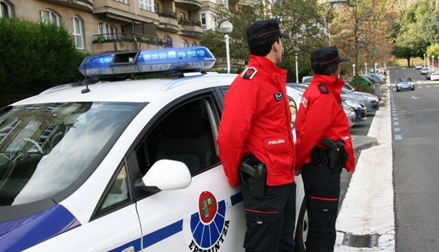 Agentes de la Ertzaintza. Agentes de la Ertzaintza.