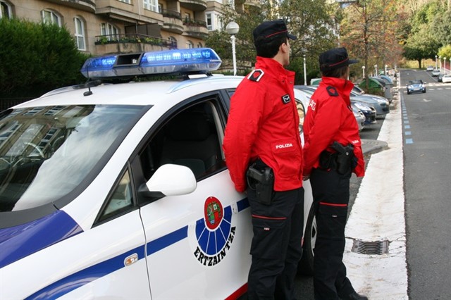 Agentes de la Ertzaintza.