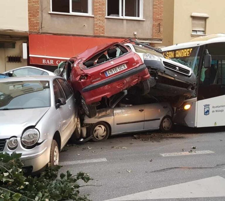 Un autobús colisiona con varios vehículos aparcados tras el infarto de su conductor