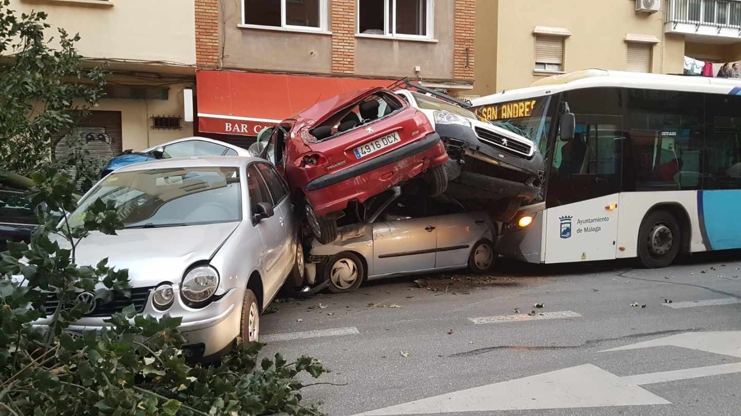 Colisión de un autobús en Málaga tras el infarto de su conductor.