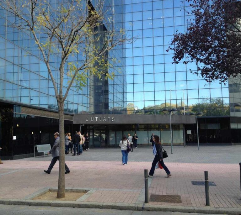 Una ataque de ansiedad impide declarar a la víctima de la violación múltiple de Sabadell