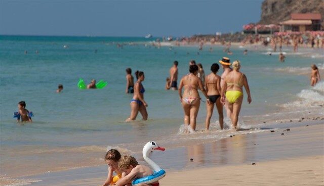Bañistas en una playa.
