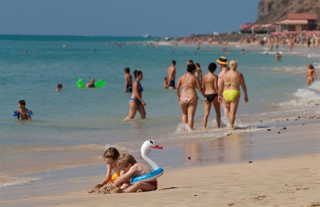 Bañistas en una playa.