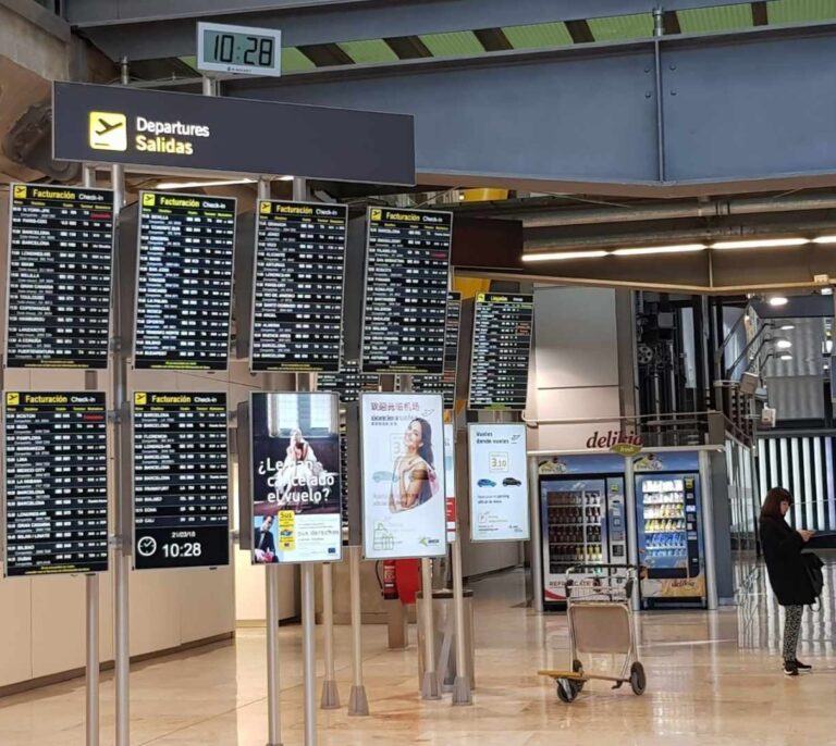 Más de una docena de vuelos aborta su aterrizaje en Barajas por la tormenta en Madrid