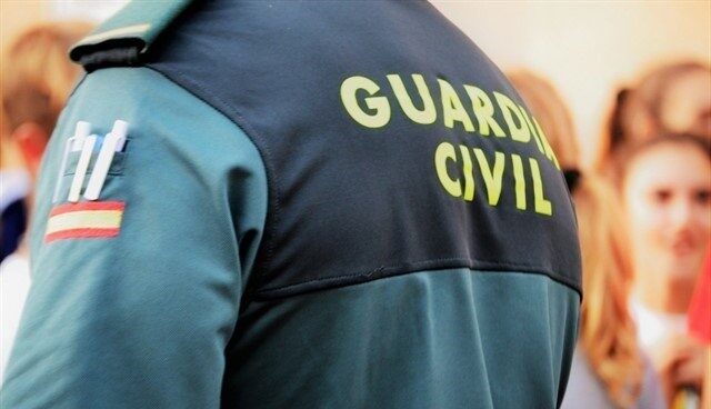 Detenido por matar a su mujer de un disparo en Asturias Agente de la Guardia Civil.