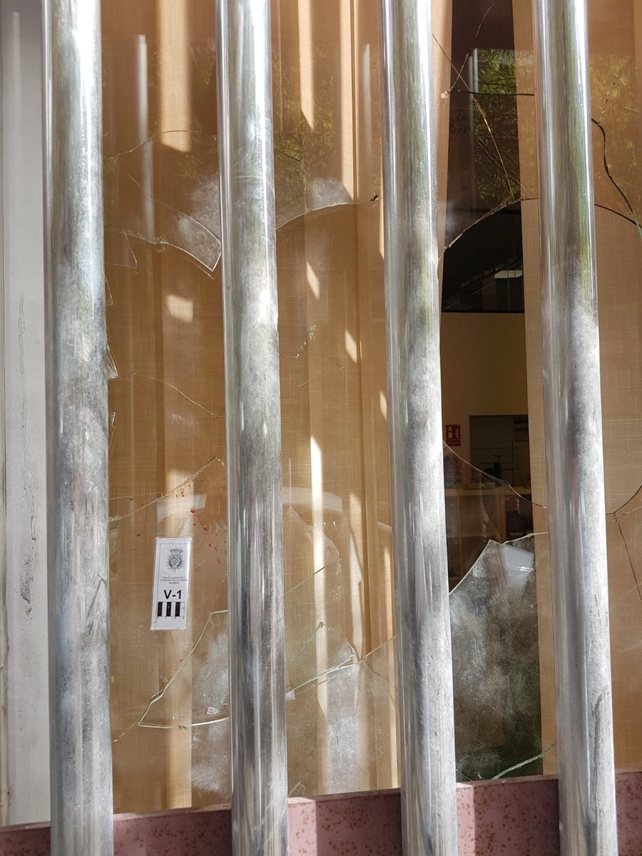Cristales rotos en la sede nacional de Vox en Madrid
