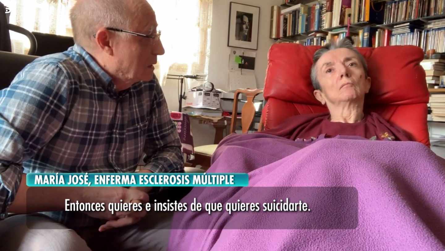 Ángel Hernández conversa con su mujer, María José Carrasco, un día antes de ayudarla a morir.