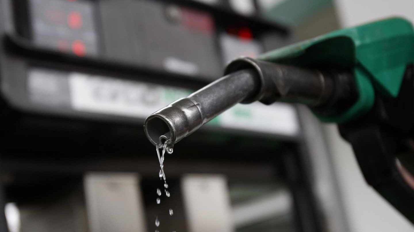 Un boquerel de suministro de carburante en el surtidor de una gasolinera.
