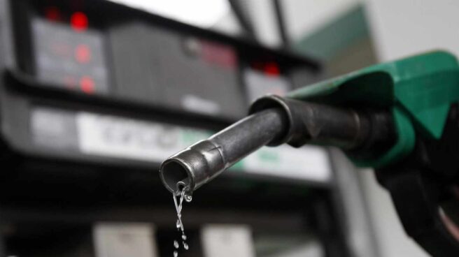 Un boquerel de suministro de carburante en el surtidor de una gasolinera. Un boquerel de suministro de carburante en el surtidor de una gasolinera.
