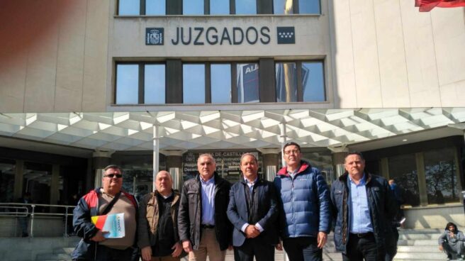 Guillermo Freire (Unión GC), Luis Miguel Martín (AEGC), Alberto Moya (AUGC), José Francisco Silva (ASESGC), José Manuel Rodríguez Tovar (AP Cabos) y Ángel Ramírez (ASESGC), este miércoles a las puertas del juzgado.