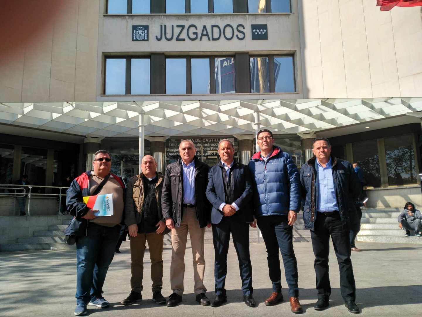 Guillermo Freire (Unión GC), Luis Miguel Martín (AEGC), Alberto Moya (AUGC), José Francisco Silva (ASESGC), José Manuel Rodríguez Tovar (AP Cabos) y Ángel Ramírez (ASESGC), este miércoles a las puertas del juzgado.