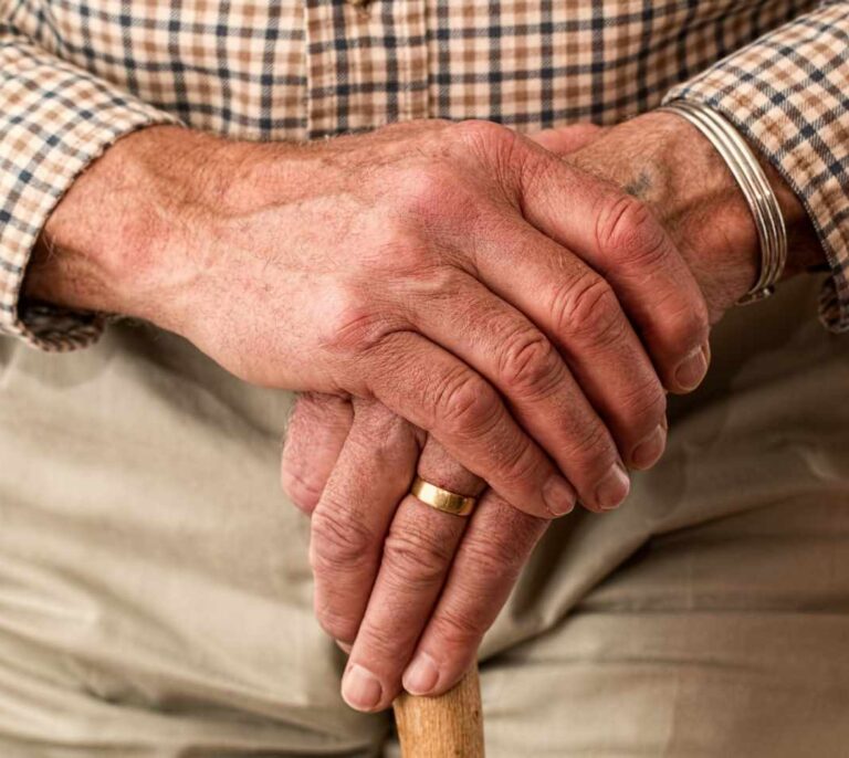 La cuidadora de una anciana de 70 años fallecida en el confinamiento okupa su casa y exige 15.000 euros a sus hijas