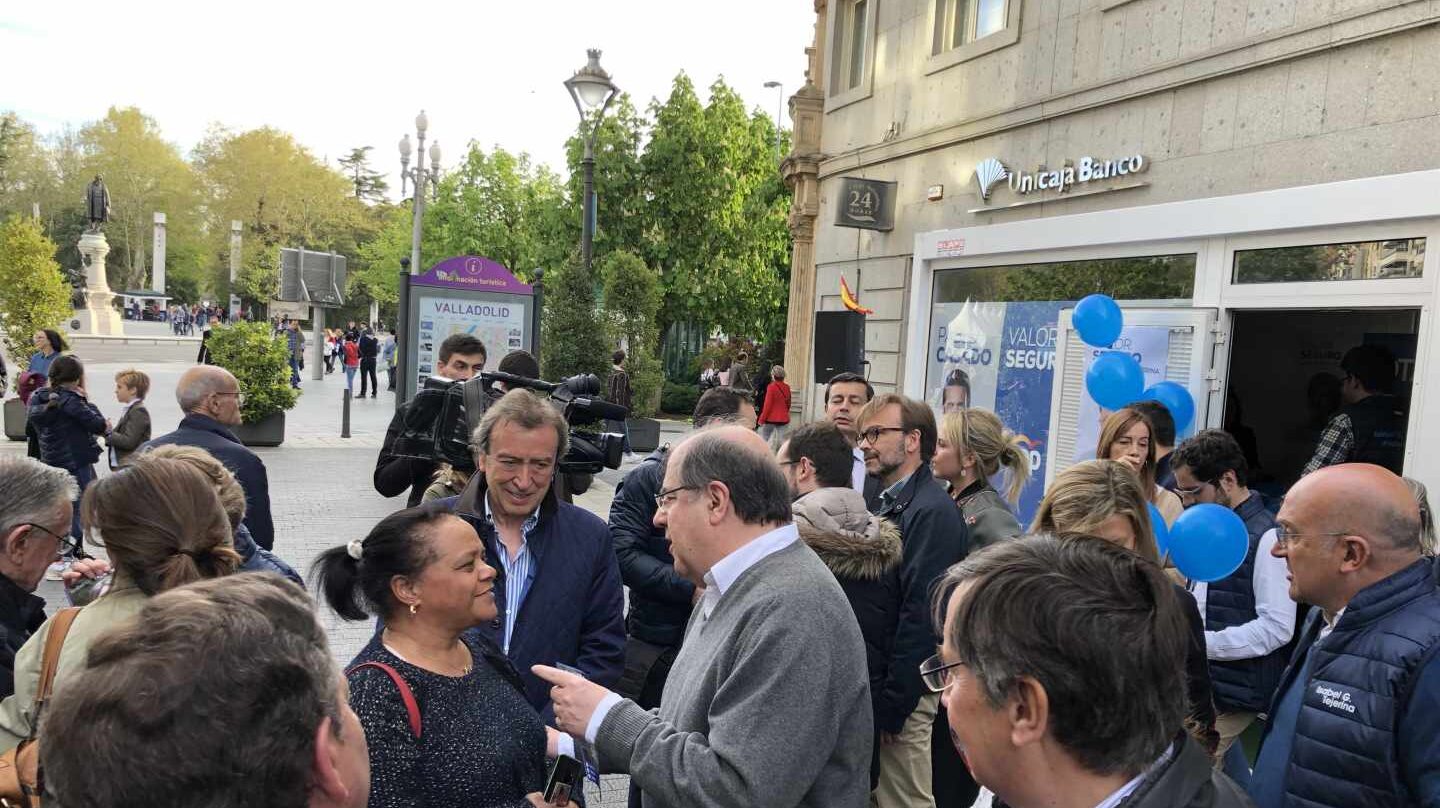 Juan Vicente Herrera, presidente saliente de Castilla y León, hace campaña por Valladolid.