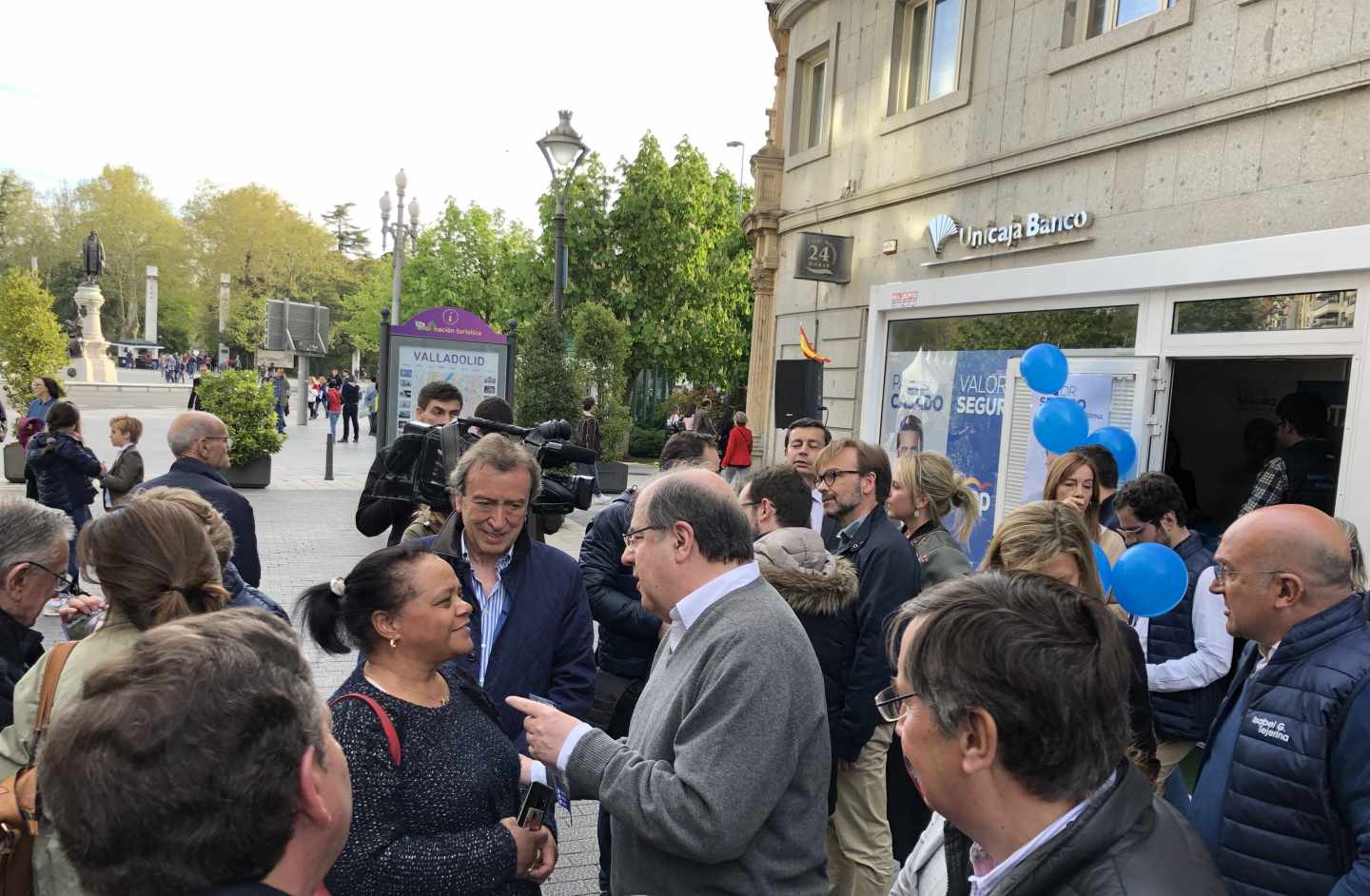 Juan Vicente Herrera, presidente saliente de Castilla y León, hace campaña por Valladolid.