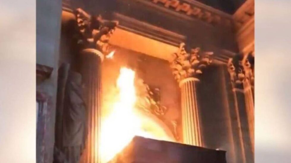 Incendio en la iglesia de San Sulpicio, en París, el pasado 17 de marzo.