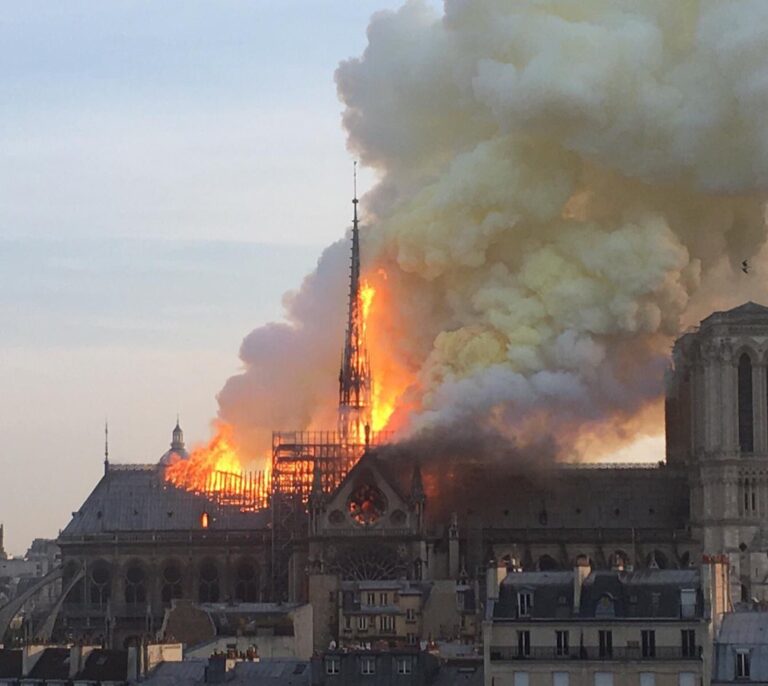 Un incendio destruye Notre-Dame, el símbolo de París