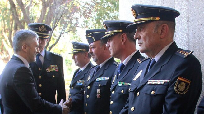 Fernando Grande-Marlaska, hoy ministro del Interior en funciones, saluda a un grupo de policías.