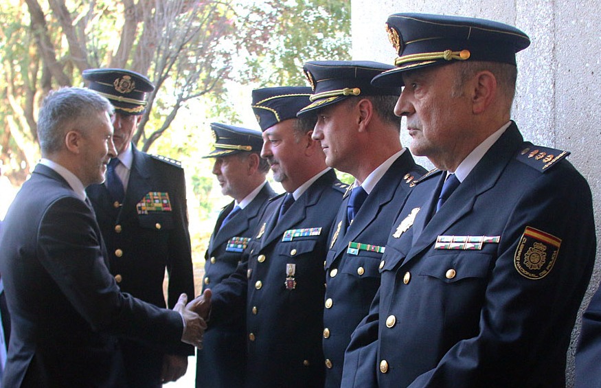 Fernando Grande-Marlaska, hoy ministro del Interior en funciones, saluda a un grupo de policías.
